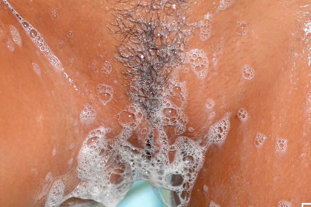 21P La exótica MILF húngara Eve Angel lavando su espectacular cuerpo en la bañera