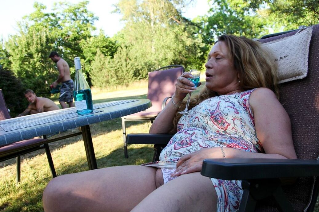 21P La zorra madura Karen come semen en un trío al aire libre con jóvenes macizos