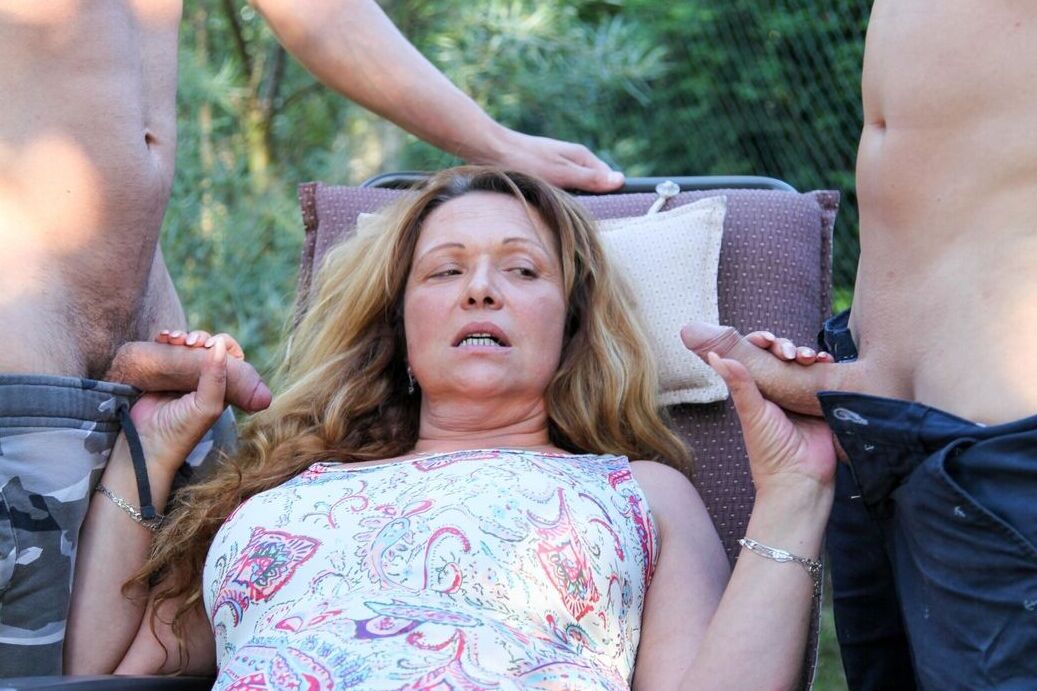 21P La zorra madura Karen come semen en un trío al aire libre con jóvenes macizos