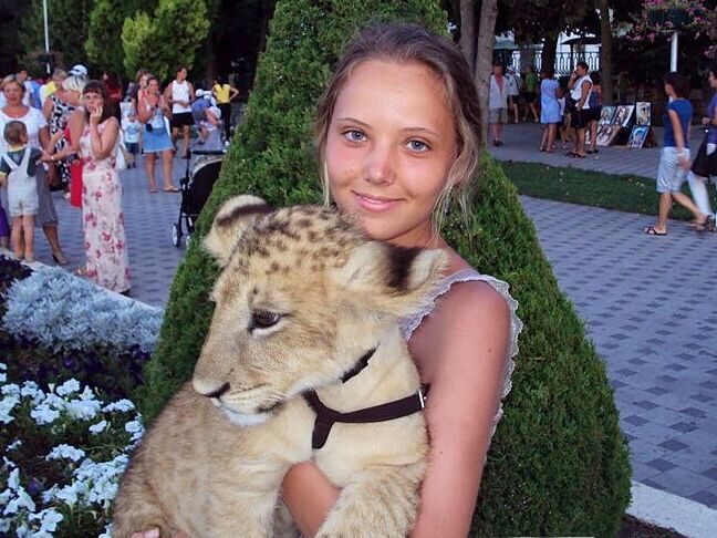 16P La pequeña amateur Katya modela sin desnuda durante una cinta de vacaciones casera