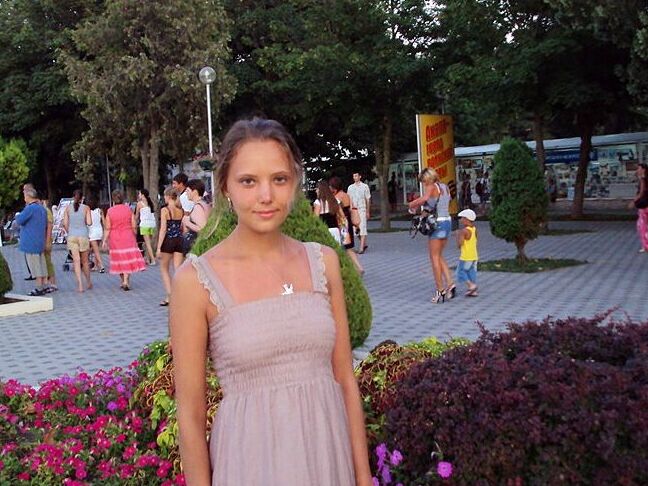 16P La pequeña amateur Katya modela sin desnuda durante una cinta de vacaciones casera
