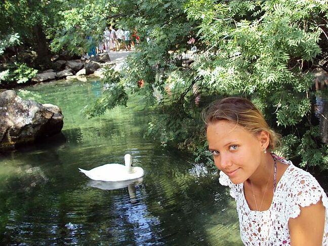 16P La pequeña amateur Katya modela sin desnuda durante una cinta de vacaciones casera