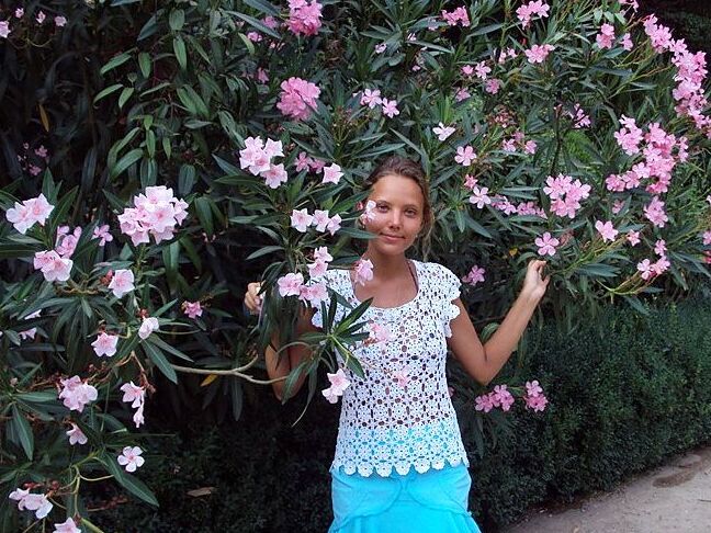 16P La pequeña amateur Katya modela sin desnuda durante una cinta de vacaciones casera
