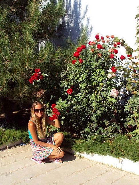 16P La pequeña amateur Katya modela sin desnuda durante una cinta de vacaciones casera