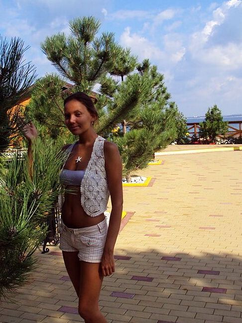 16P La pequeña amateur Katya modela sin desnuda durante una cinta de vacaciones casera