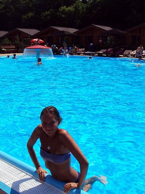 16P La pequeña amateur Katya modela sin desnuda durante una cinta de vacaciones casera