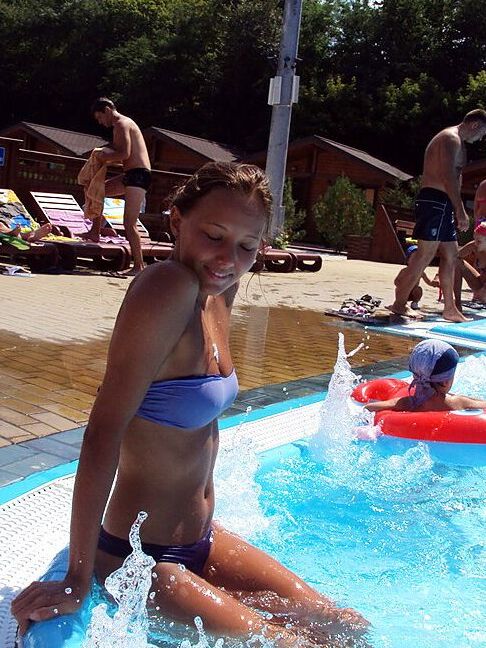 16P La pequeña amateur Katya modela sin desnuda durante una cinta de vacaciones casera