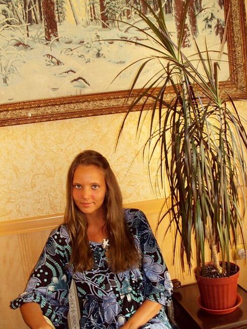 16P La pequeña amateur Katya modela sin desnuda durante una cinta de vacaciones casera