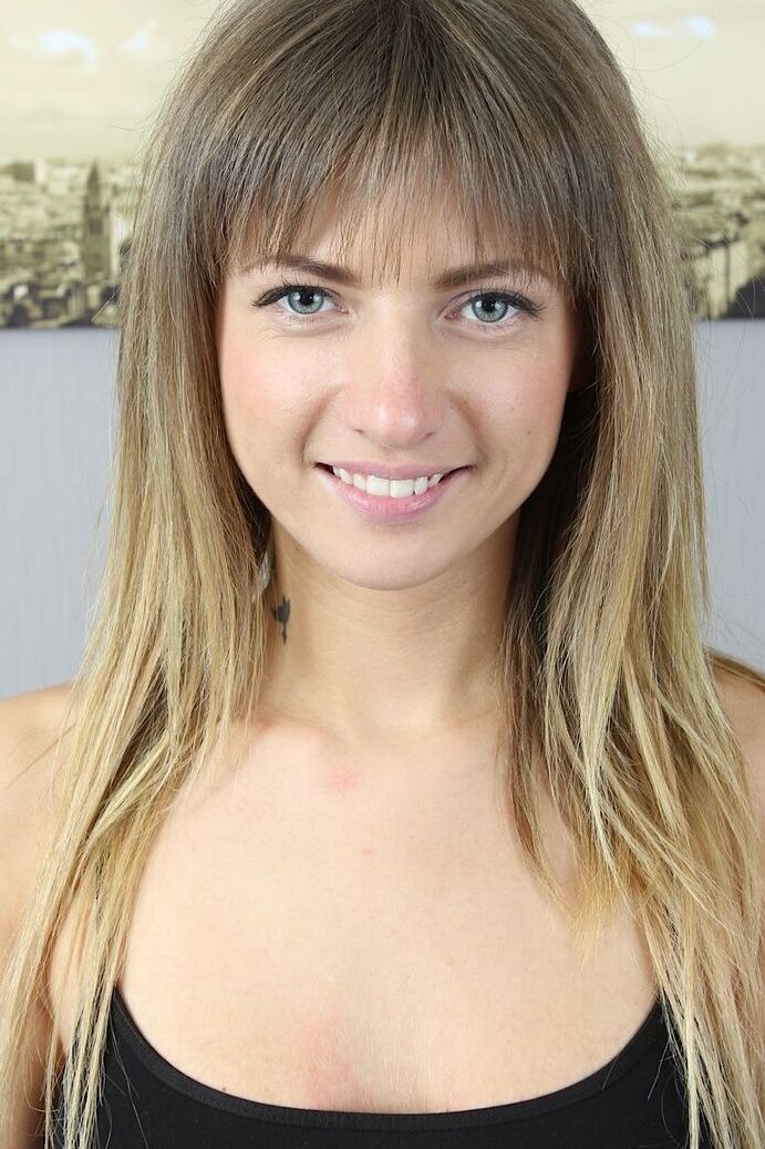 17P La amateur letona Olivia Bloom provocando con sus tetas naturales