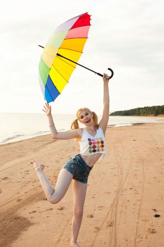 20P Candy, jeune adolescente blonde, se doigte la chatte sur une plage désolée