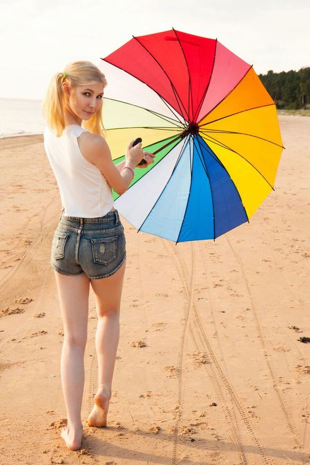 20P Candy, jeune adolescente blonde, se doigte la chatte sur une plage désolée