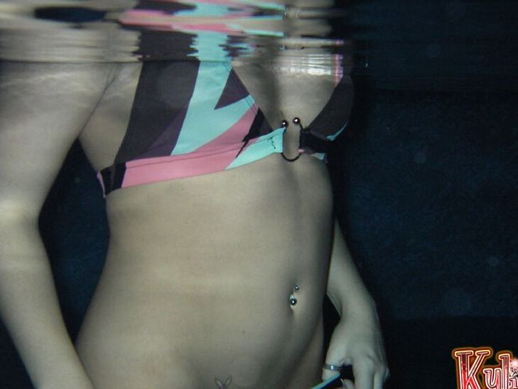 12P Kylies Secret Kylie geht spätabends schwimmen
