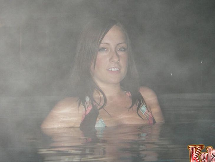 12P Kylies Secret Kylie geht spätabends schwimmen