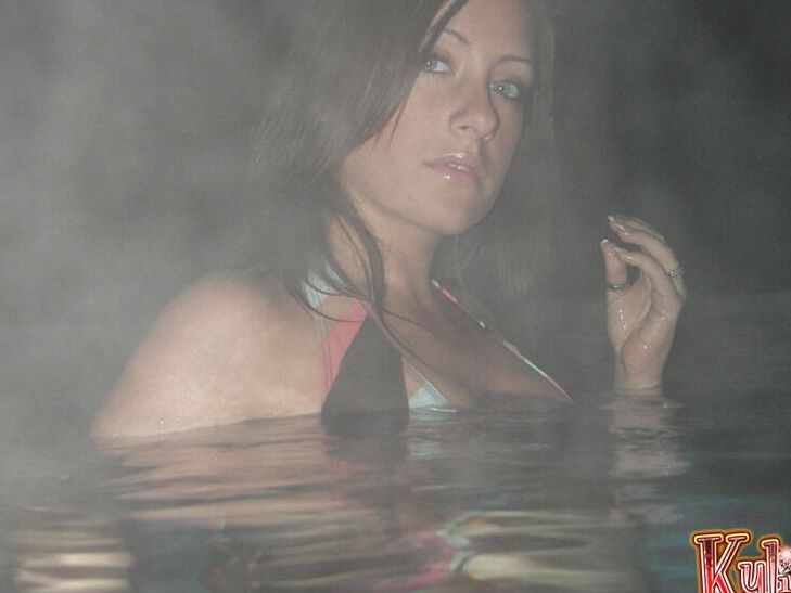 12P Kylies Secret Kylie geht spätabends schwimmen