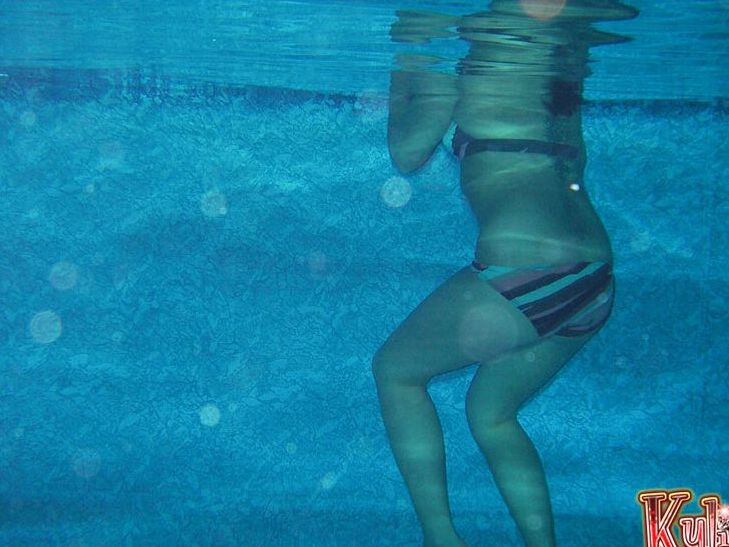 12P Kylies Secret Kylie geht spätabends schwimmen