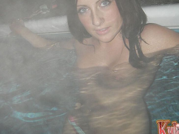 12P Kylies Secret Kylie geht spätabends schwimmen