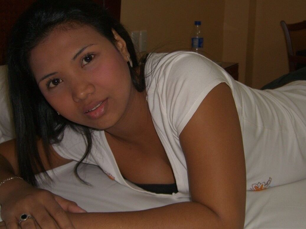 14P Asiática amateur se desnuda en la cama antes de mamar y montar a un turista sexual
