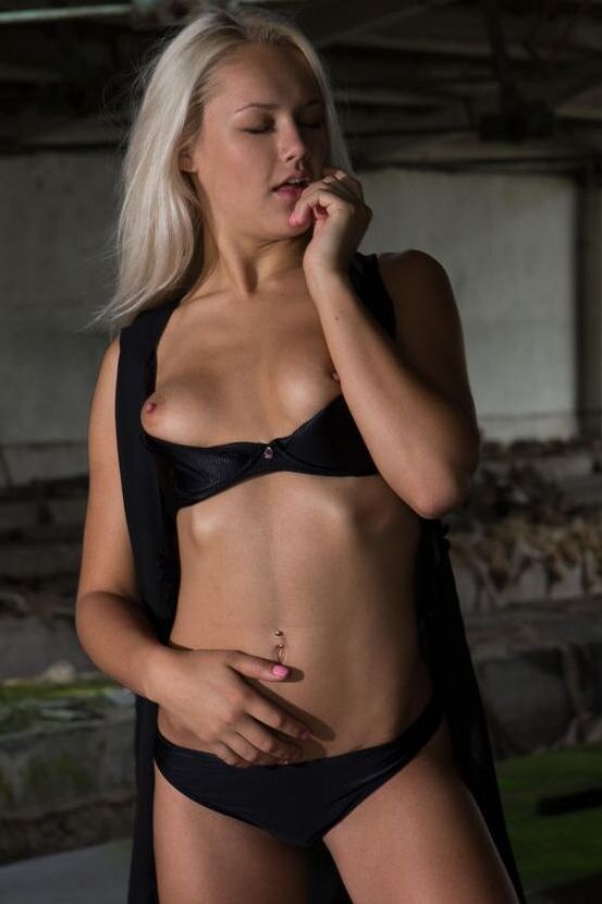 16P A loira platinada Karina O toca sua buceta adolescente apertada durante a ação solo