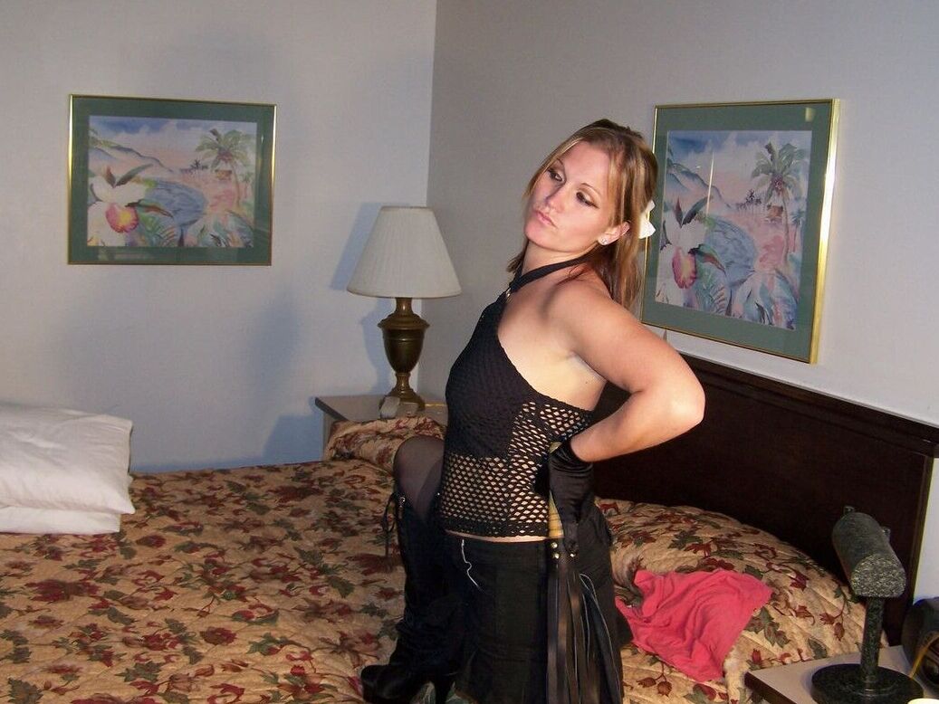 12P Kinky Floridian amador Toni faz sexo de perto com um pênis pequeno