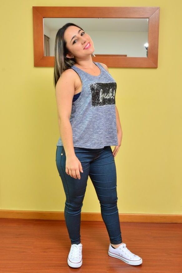 17P Gata latina deixa cair a calça jeans para mostrar sua bunda grande