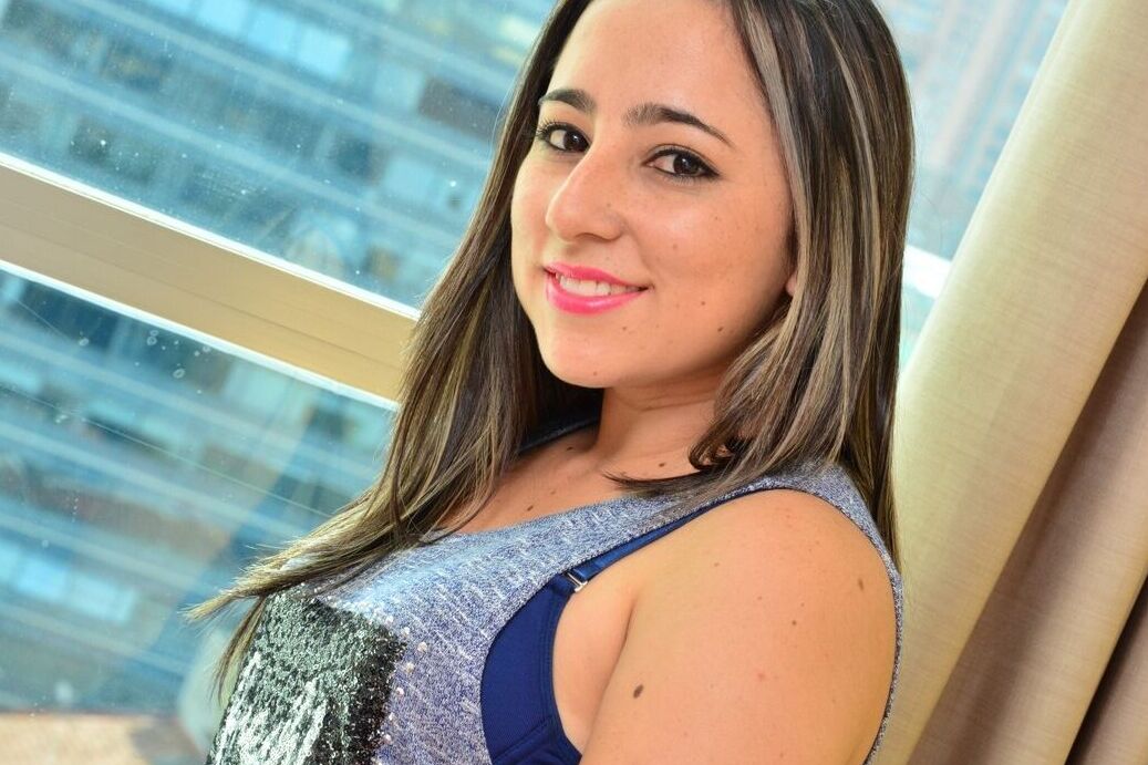 17P Gata latina deixa cair a calça jeans para mostrar sua bunda grande