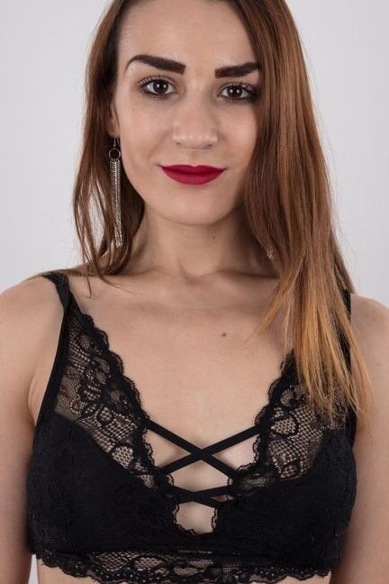 20P ヌードモデル初演で黒ミニスカートの初対面さんが全裸で立つ