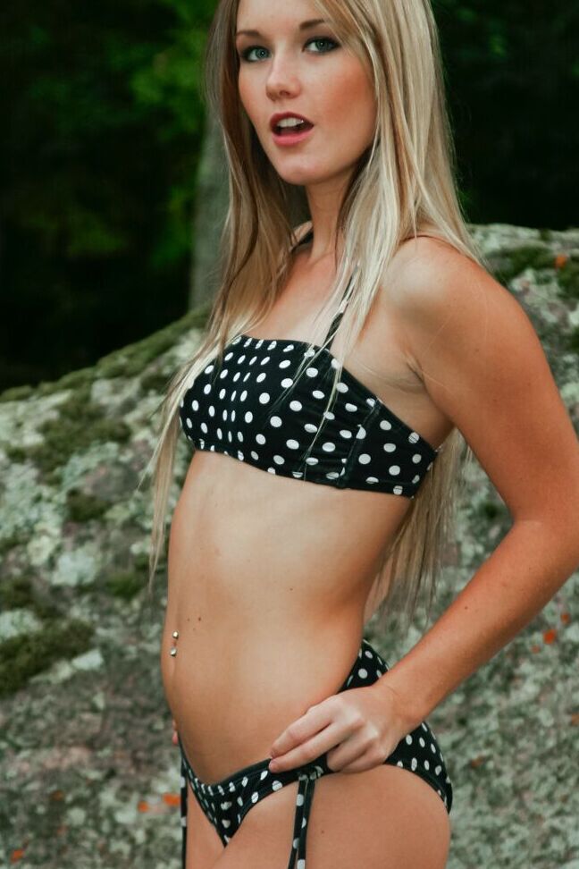 10P Blinde Amateurin Jewel befreit ihre Titten und ihren Arsch aus einem gepunkteten Bikini