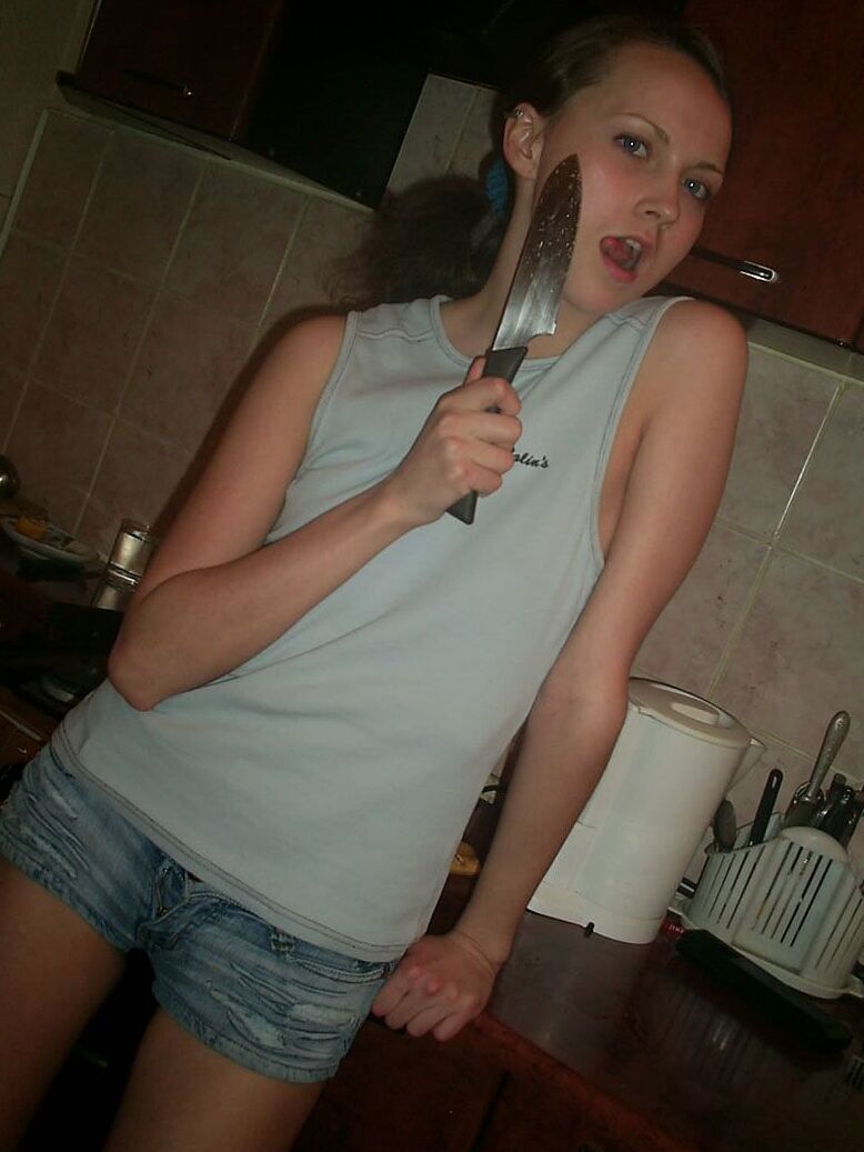 21P Adolescente amador com peitos pequenos Tanya chupa pau e é fodida na cozinha