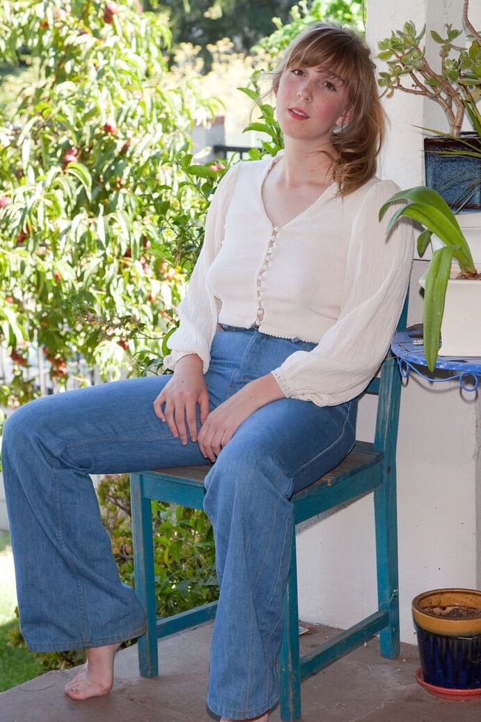 11P La modelo amateur Tilly Hannon posa desnuda en el porche antes de quitarse los jeans