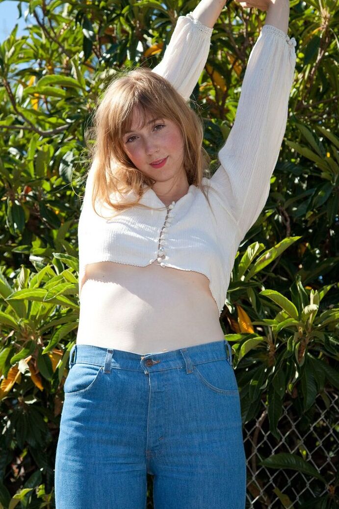 11P La modelo amateur Tilly Hannon posa desnuda en el porche antes de quitarse los jeans