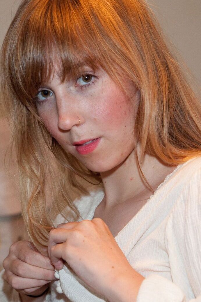 11P La modelo amateur Tilly Hannon posa desnuda en el porche antes de quitarse los jeans