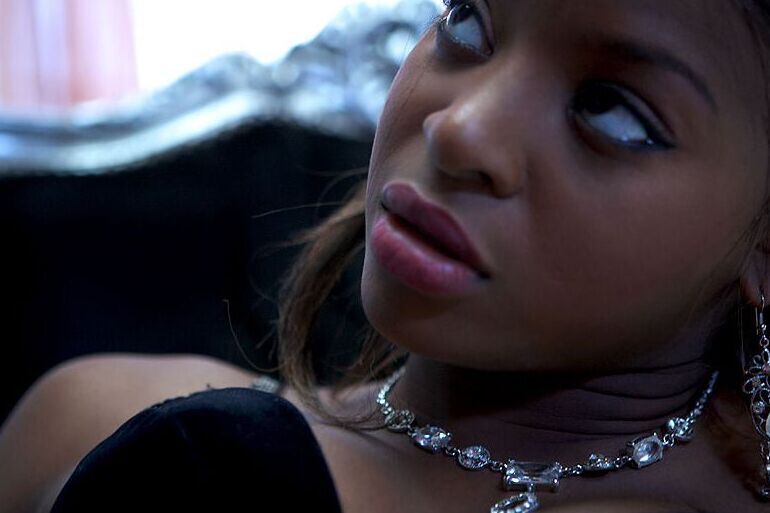 15P чернокожая милфа-порнозвезда Jasmine Webb моделирует не обнаженную перед обнажением больших сисек