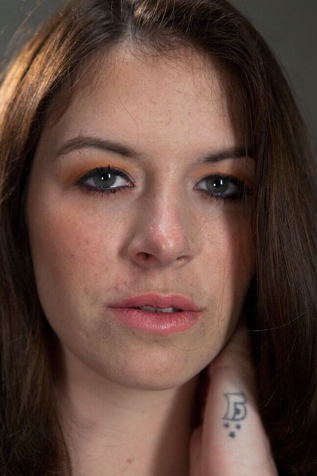 21P Garota excêntrica com belos naturais Nicole Rider revela sua bunda e vulva de salto alto