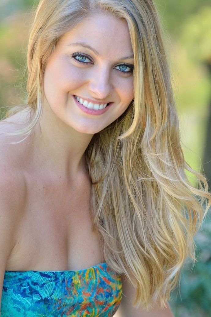 21P Rubia de tetas naturales Veronica se desnuda y juega en el parque