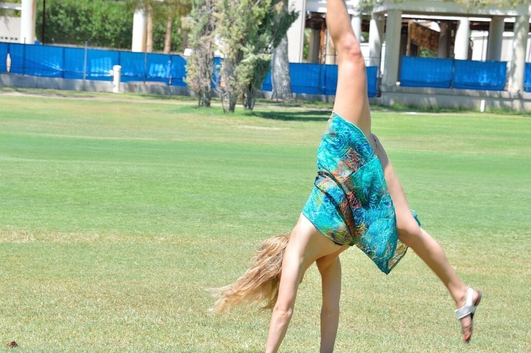21P Rubia de tetas naturales Veronica se desnuda y juega en el parque