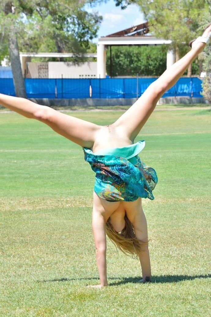 21P Rubia de tetas naturales Veronica se desnuda y juega en el parque