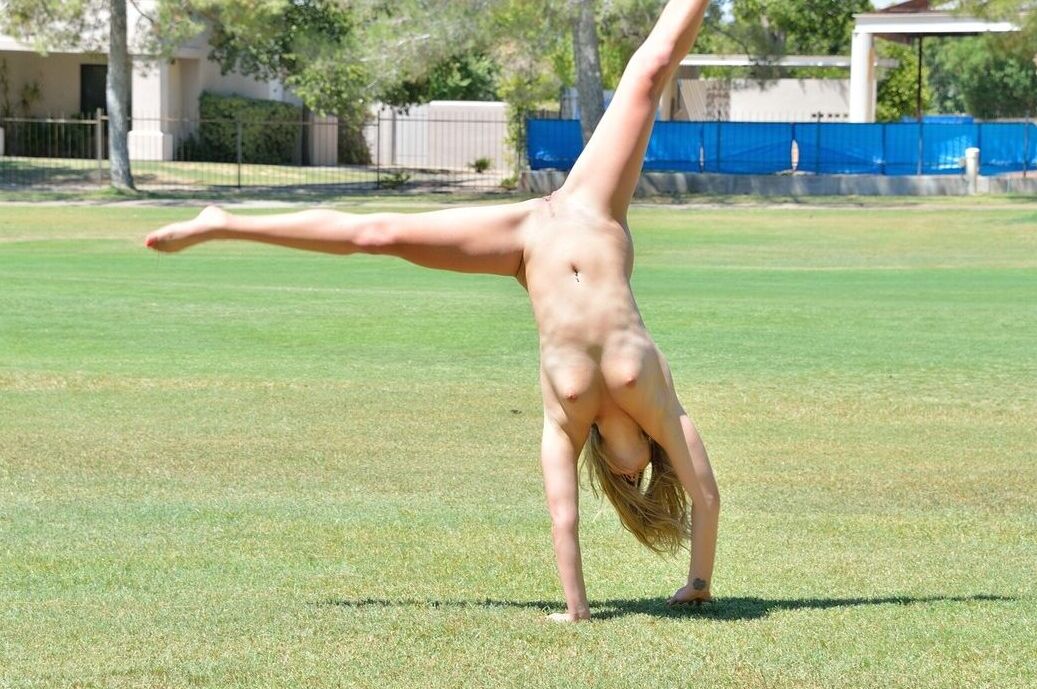 21P Rubia de tetas naturales Veronica se desnuda y juega en el parque
