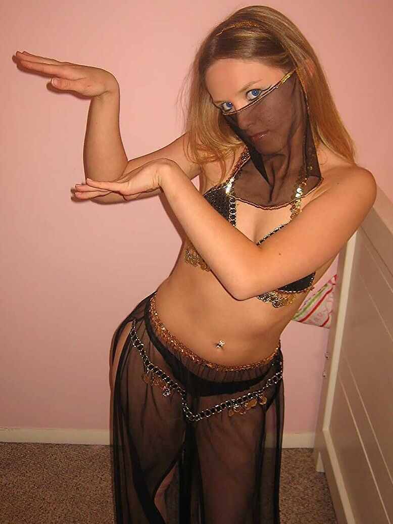 21P La sexy bailarina asiática del vientre Kitty se desnuda y juega con su redondo y jugoso botín