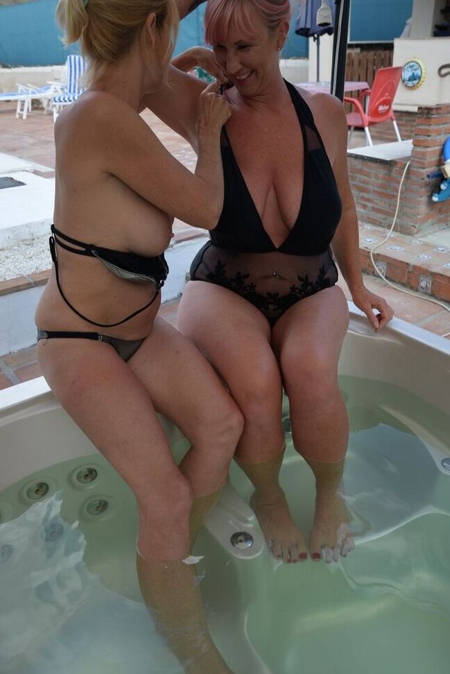 20P A lésbica madura Melody e seu amante se beijam enquanto fazem topless em uma banheira de hidromassagem