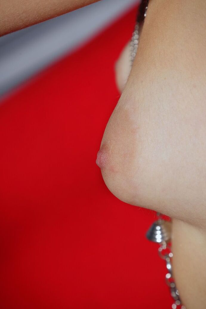 21P La sexy joven de tetas pequeñas Colleen A muestra su almeja depilada en una silla roja