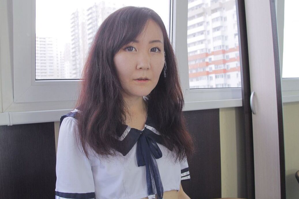 20P La amateur japonesa Akuma Loli expone su coño calvo durante una acción bajo la falda