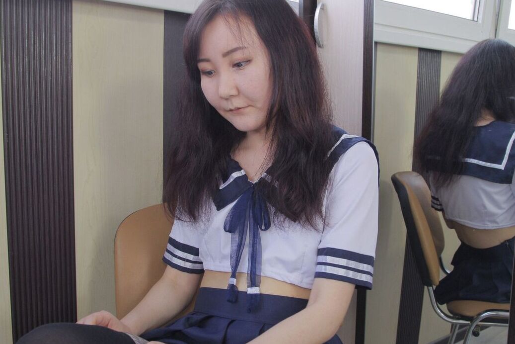 20P La amateur japonesa Akuma Loli expone su coño calvo durante una acción bajo la falda