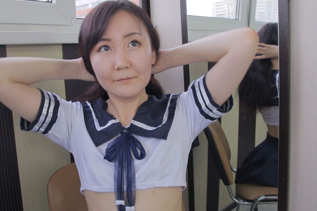 20P La amateur japonesa Akuma Loli expone su coño calvo durante una acción bajo la falda