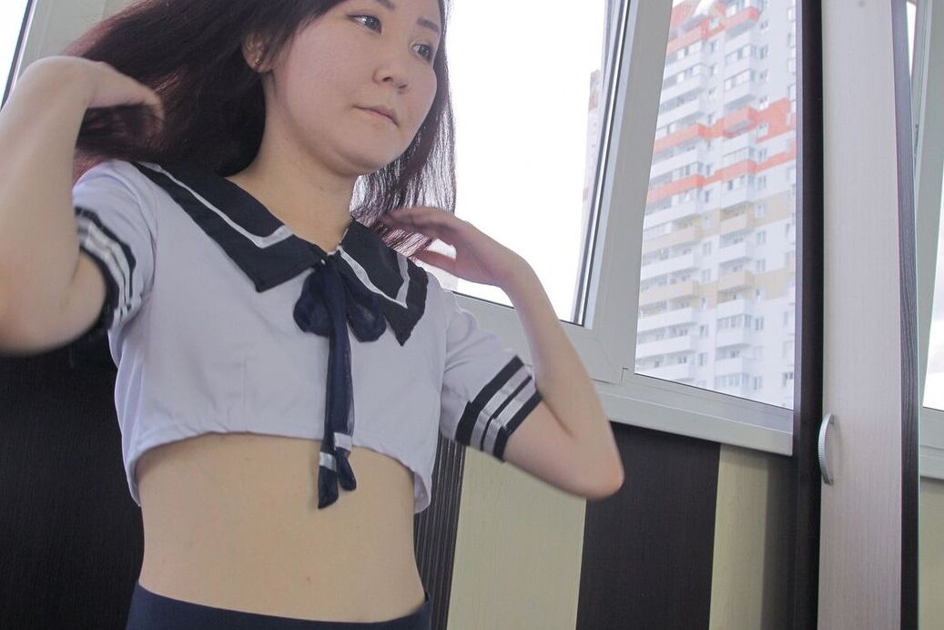 20P La amateur japonesa Akuma Loli expone su coño calvo durante una acción bajo la falda