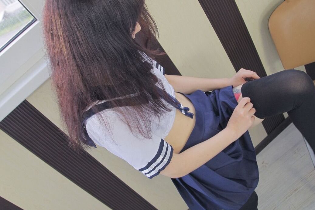 20P La amateur japonesa Akuma Loli expone su coño calvo durante una acción bajo la falda