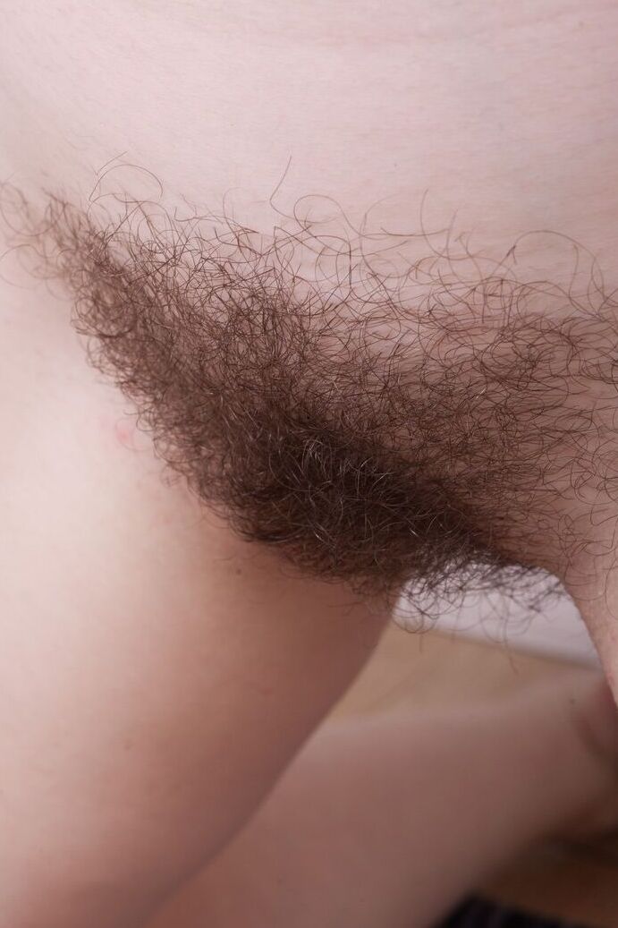 18P Petite ado aux énormes juggs Elouisa écarte les jambes et révèle sa chatte poilue