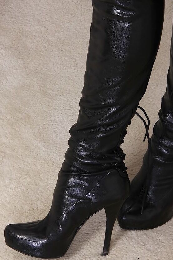 16P Garota adolescente amadora com botas de salto sexy Niki Porter mostra buracos em um solo nu