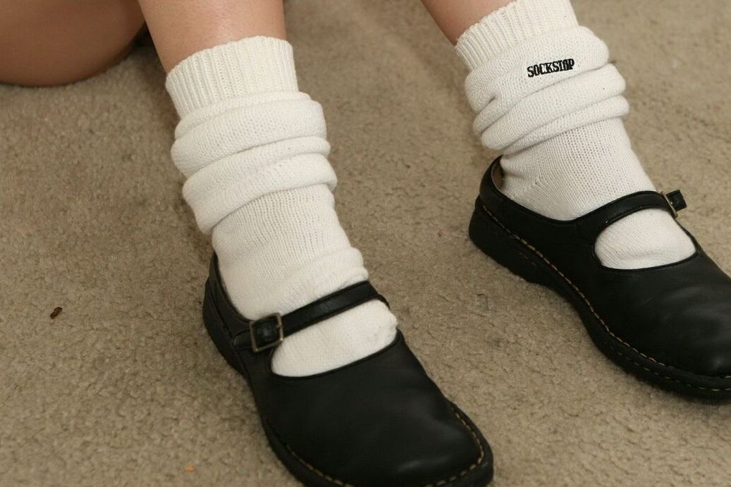 12P Adolescente asiático cospe esperma depois de chupar um pau apenas com meias e sapatos