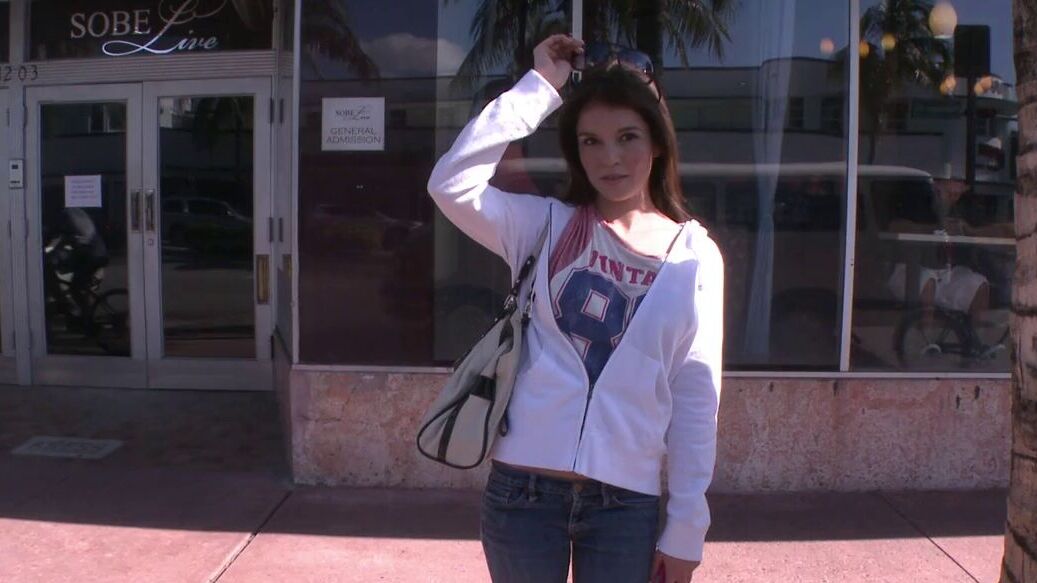 21P La guapa novata Tiffany DGore follada duro en su coño en una furgoneta