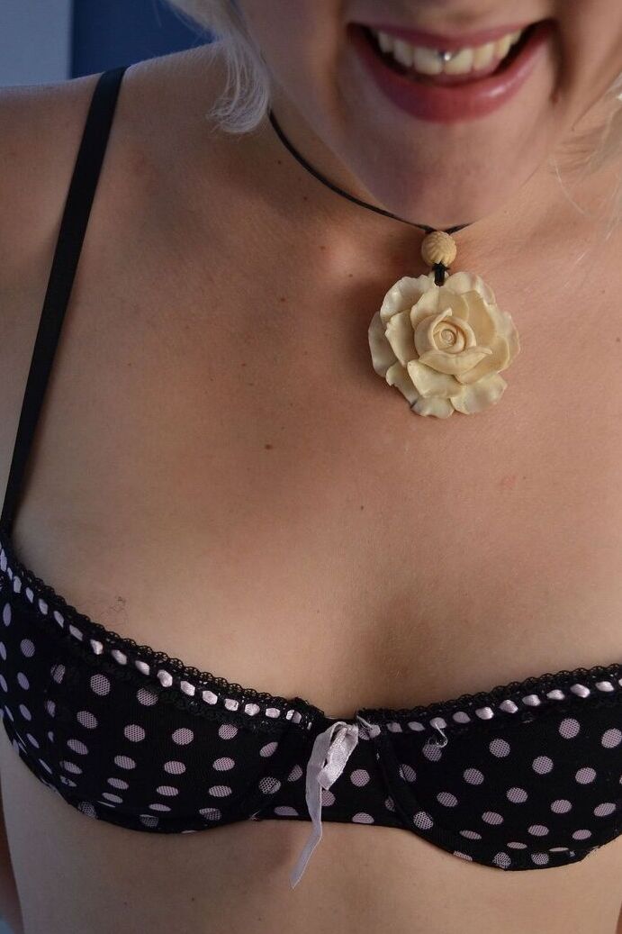 18P Blondine im süßen BH Fallon spielt auf der Toilette mit ihrer kahlen Amateurmuschi